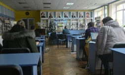 En Ukraine, une bibliothèque, coeur battant de la ville martyre d'Irpin