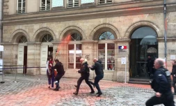 Matignon et Bercy arrosés de peinture orange par des militantes écologistes