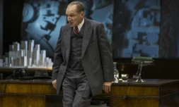 Au théâtre, Ralph Fiennes joue Robert Moses, le "baron Haussmann" de New York