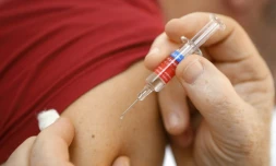 Un homme se fait vacciner contre la grippe