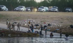 Des migrants haïtiens traversent le Rio Grande vers les Etats-Unis sous la surveillance de la police aux frontiÚres américaine à Ciudad Acuna (Mexique) le 23 septembre 2021 ( AFP / PAUL RATJE )