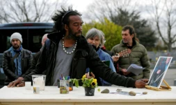 Enterrer dignement les morts de la rue: mission de "Goutte de vies" à Toulouse