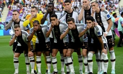 Mondial - Les Allemands se couvrent ostensiblement la bouche sur la photo d'avant-match