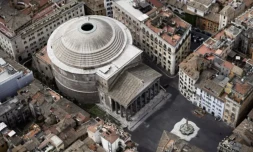 Vue aérienne prise en mai 2020 du Panthéon à Rome, qui comprend la coupole en béton non armé la plus grande du monde ( AFP / Filippo MONTEFORTE )