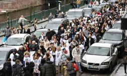 Marche blanche en hommage Ă Lucas, un mois aprĂšs son suicide