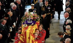 Queen - Elizabeth - Fune?railles7