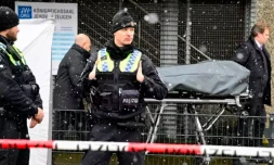 Evacuation du corps d'une des victimes de la fusillade dans une église la veille à Hambourg, dans le nord de l'Allemagne, le 10 mars 2023 ( AFP / Tobias SCHWARZ )