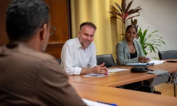 Le maire du Port, Olivier Hoarau a reçu le 30 janvier le nouveau directeur régional La Réunion – Océan Indien de la Banque des Territoires, Nicolas Blanc en présence des agents du service de l’Aménagement du territoire. Une première rencontre officielle depuis la prise de fonctions de Nicolas Blanc à la tête d’une structure qui propose des solutions répondant aux besoins des collectivités locales notamment en matière de conseil et de financement en prêts et en investissement.