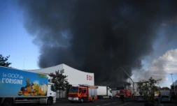 Spectaculaire incendie dans un entrepôt du marché de Rungis