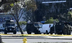 La camionnette blanche dans laquelle se trouverait le suspect de la tuerie de Monterey Park prĂšs de Los Angeles, Ă Torrance (Californie), le 22 janvier 2023 ( AFP / Robyn BECK )