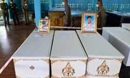 Tuerie en Thaïlande: début de 3 jours de funérailles, le roi "partage la douleur" des familles