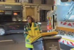 Rachida Dati monte à l’arrière d’un camion et ramasse les poubelles dans les rues de Paris