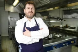 Le chef Olivier Bellin dans son restaurant L'Auberge des Glazicks le 25 janvier 2018 à Plomodiern, dans le Finistère ( AFP / FRED TANNEAU )