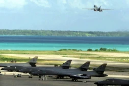 Décollage d'un bombardier américain de la base de Diego Garcia pour une mission en Aghanistan en 2001 ( DOD / USAF )