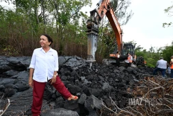 Route des laves : le brise-roche s'attaque à la lave refroidie, les travaux de reconstruction de la RN2 démarrent ce lundi 