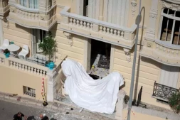 L'entrée de l'immeuble où réside un homme d'affaires d'origine ukrainienne visé la veille par une tentative d'assassinat à l'engin piégé, le 30 juin 2026 à Monaco AFP Valery HACHE