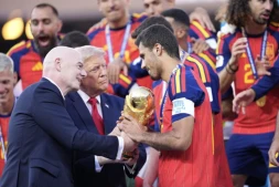 Donald Trump a remis le trophée aux Espagnols. (©