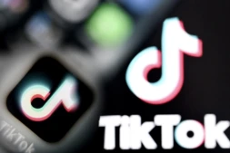 Cinq influenceurs aux contenus jugés problématiques par certains députés, auditionnés par la commission d'enquête sur les effets psychologiques de TikTok sur les mineurs mardi, ont rejeté la responsabilité sur les parents et les plateformes ( AFP / Kirill KUDRYAVTSEV )