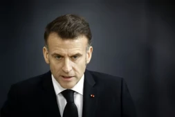 Le président Emmanuel Macron lors de sa visite à la base navale de sous-marins nucléaires de l'île Longue le 2 mars 2026 à Crozon, dans le Finistère ( POOL / Yoan VALAT )