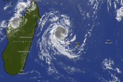 À 315 km de La Réunion, Gezani devrait toucher Madagascar au stade de cyclone, voire cyclone intense, mardi