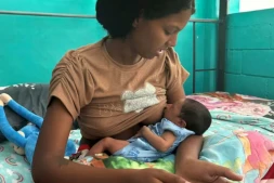 Eliana Garcia allaite son bébé Gael Jesus, né à La Guaira au lendemain des séismes du 24 juin, dans un centre d'hébergement de l'école bolivarienne 10 de Marzo à Maiquetía, dans l'État de La Guaira, le 7 juillet 2026 au Venezuela ( AFP / Paula RAMON )