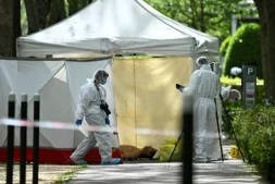 Des membres de la police scientifique sur les lieux où un homme d'affaires a été abattu à Neuilly-sur-Seine, dans les Hauts-de-Seine, le 16 avril 2026 ( AFP / JULIEN DE ROSA )
