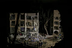 Première inspection du site frappé par un missile iranien à Arad, dans le sud d'Israël le 22 mars 2026