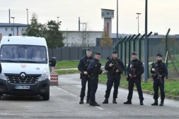 Des policiers devant la prison de haute sécurité de Condé-sur-Sarthe (Orne), le 13 novembre 2025. (JEAN-FRANCOIS MONIER / AFP)