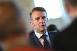 Emmanuel Macron, lors de la visite de l'abbaye bénédictine de Pontlevoy (Loir-et-Cher), le 19 septembre 2025. (ELIOT BLONDET / AFP)