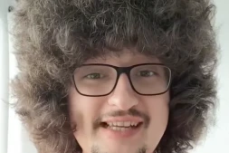 Il ne se coupe pas les cheveux pendant près de 500 jours, le pari d’un supporter du Manchester United