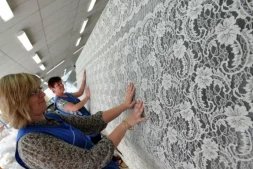 Christophe Machu, lui, a dû réduire ses effectifs d'un tiers tout en veillant à garder ses artisans (esquisseurs, écailleurs ou encore raccommodeuses...), des ouvriers hautement qualifiés dont la formation prend environ cinq ans. ( AFP / )