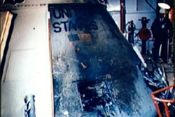Le module de commande du vaisseau spatial Apollo 1, le 28 janvier 1967 au Centre spatial Kennedy, après un incendie accidentel, le 27 janvier 1967, qui a coûté la vie aux trois membres d'équipage lors d'un entraînement au sol ( NASA / HO )