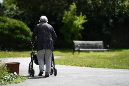 Une résidente d'un Ehpad utilise un déambulateur, le 23 juillet 2020 à Ploudalmezeau, dans le Finistère