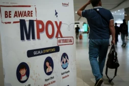 Un panneau d'information sur la variole du singe (mpox) à l'aéroport international Soekarno-Hatta de Tangerang, le 26 août 2024 en Indonésie.