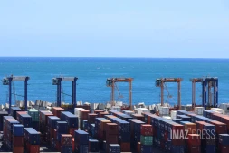 Port est containers et cavaliers 