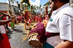 Cavadee : les fidèles célèbrent le dieu tamoul Muruga à Saint-Paul
