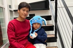  Sur cette photo diffusée par le représentant américain Joaquin Castro (démocrate du Texas), on aperçoit Adrian Conejo Arias et son fils, Liam Conejo Ramos, âgé de cinq ans, à San Antonio, au Texas, le 31 janvier 2026, après leur libération du centre de détention de Dilley. © Joaquin Castro, AP 