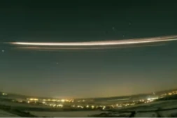 Photo diffusée par l'Institut Leibniz de physique atmosphérique, le 19 février 2026, montrant une image à exposition de 30 secondes de l'étage supérieur d'une fusée Falcon 9 rentrant dans l'atmosphère au-dessus de Berlin, le 19 février 2025 en Allemagne ( Institut Leibniz de physique atmosphérique / Gerd Baumgarten )