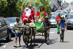 Saint-Pierre : le Père Noël aperçu en charrette bœuf avec la Police Nationale de La Réunion