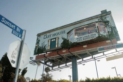 [Vidéos] Los Angeles : un homme vit dans un panneau publicitaire pour promouvoir un film Netflix