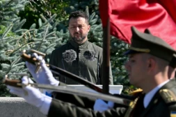 Le président ukrainien Volodymyr Zelensky lors d'une cérémonie militaire, le 23 août 2026 à Kiev 