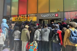 Des personnes attendent pour entrer dans une boutique Swatch à Time Square pour la sortie de la montre Audemars Piguet Swatch "Royal Pop", le 16 mai 2026 à New York
