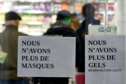 Des affichettes "plus de masques", "plus de gels" à l'entrée d'une pharmacie à Paris, le 16 mars 2020