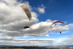 Le Réunionnais Loïc Azy bat le record du plus long vol en parapente dans le Massif central