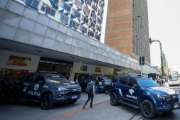 Des véhicules de police sont garés devant un bâtiment du centre financier de l'avenue Faria Lima à Sao Paulo, au Brésil, le 28 août 2025. La police brésilienne a lancé jeudi une vaste opération contre un vaste réseau de blanchiment d'argent impliquant le crime organisé et le secteur financier, ont annoncé les autorités. (Photo de Miguel SCHINCARIOL/AFP) - M. Schincariola/AFP