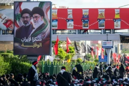Une affiche représentant le défunt ayatollah Ali Khamenei et son fils l'actuel guide suprême iranien Mojtaba Khamenei est exposée alors que des fidèles chiites se rassemblent pour une procession funèbre, dans la banlieue sud de Beyrouth, le 26 juin 2026