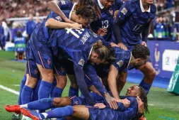 Michael Olise (au sol) célèbre le 4e but de l'équipe de France contre la Belgique, le 5 octobre 2026 au Stade de France, à Saint-Denis © FRANCK FIFE / AFP