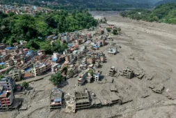 Des habitations ensevelies sous la boue après des inondations soudaines survenues à Trishuli Bazar, dans le district de Nuwakot au Népal, le 26 août 2026 ( AFP / Prabin RANABHAT )
