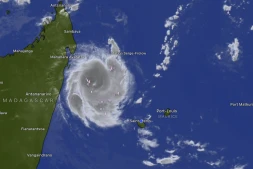 Gezani s'est intensifié au stade de cyclone tropical et menace sérieusement la côte est de Madagascar