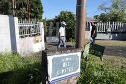jean-marie virapoulle fait du porte à porte à la riviere du mat les bas 